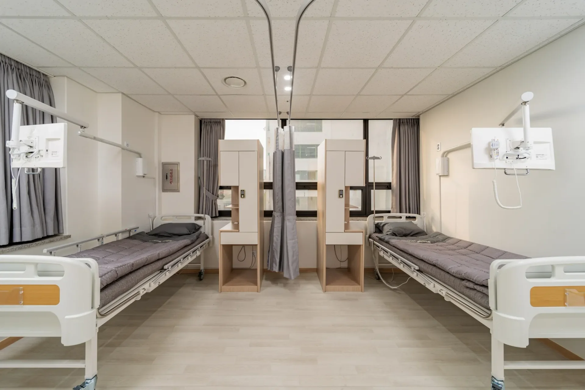 척추나 관절 수술 이후, 또는 골절·인대 손상 후 수술을 받은 경우 기능 회복과 일상 복귀를 위해 재활 관리가 필요합니다. 수술 직후 통증은 줄어들더라도 움직임 제한, 근력 저하, 자세 불균형 등이 이어질 수 있어 단계별 관리가 중요합니다.