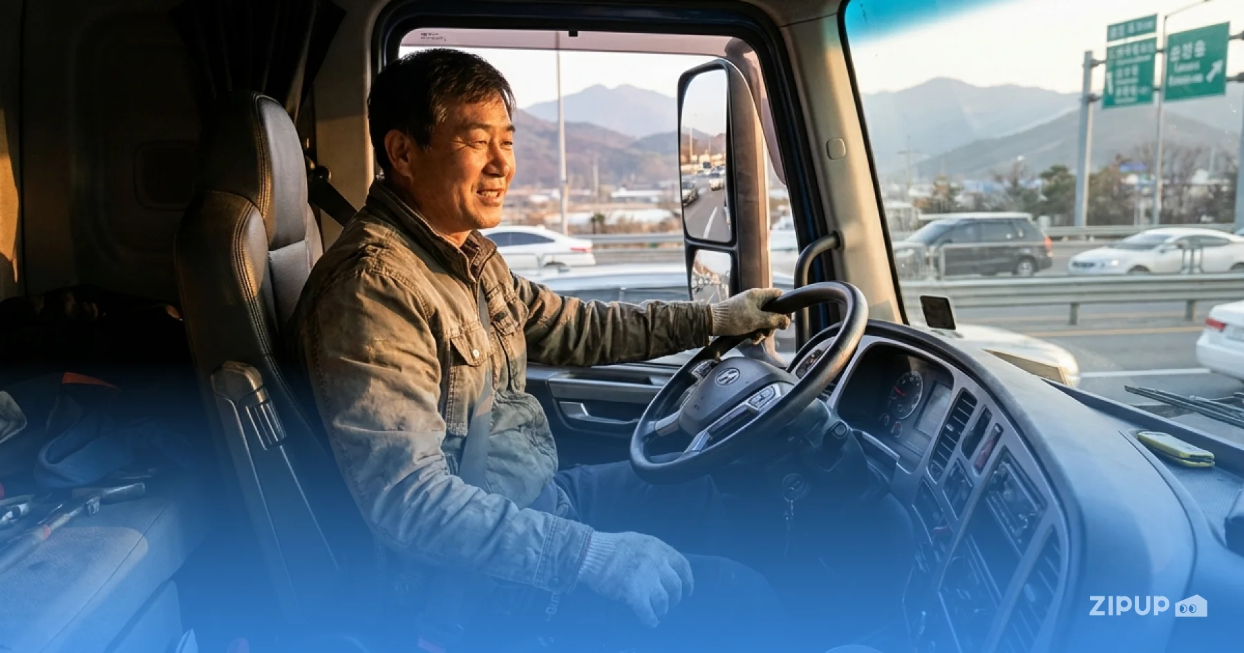 국제 유가 상승과 환율 급등으로 인해 주유소 기름값이 크게 오른 모습과, 그 여파로 물류비·식료품·배달비까지 전반적인 물가가 상승하는 흐름