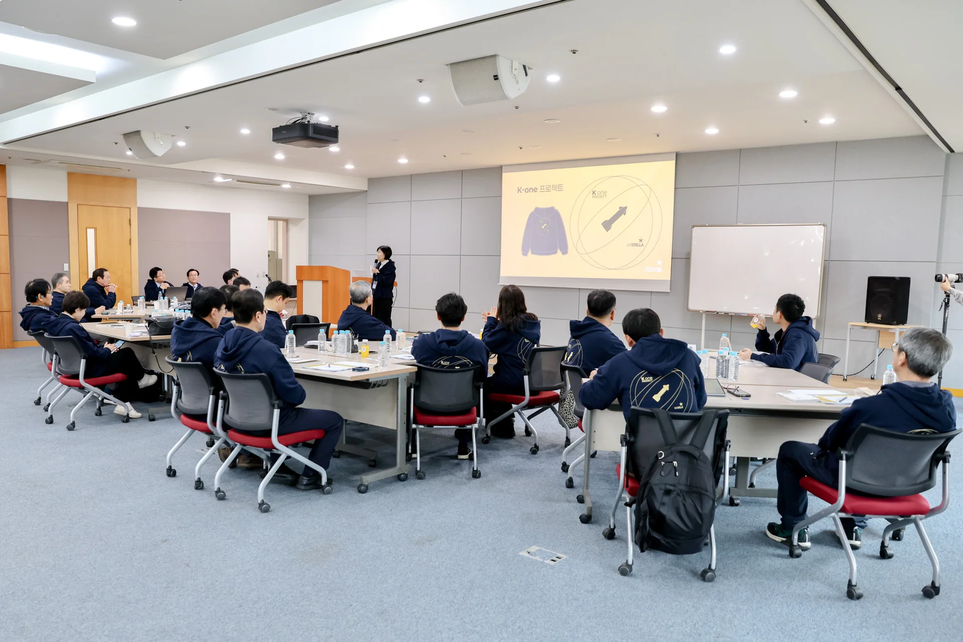 여기에 어느하나 의미없는 것은 없다! 단체복 디자인의 의미에 대해서 설명해주고 계세요^^