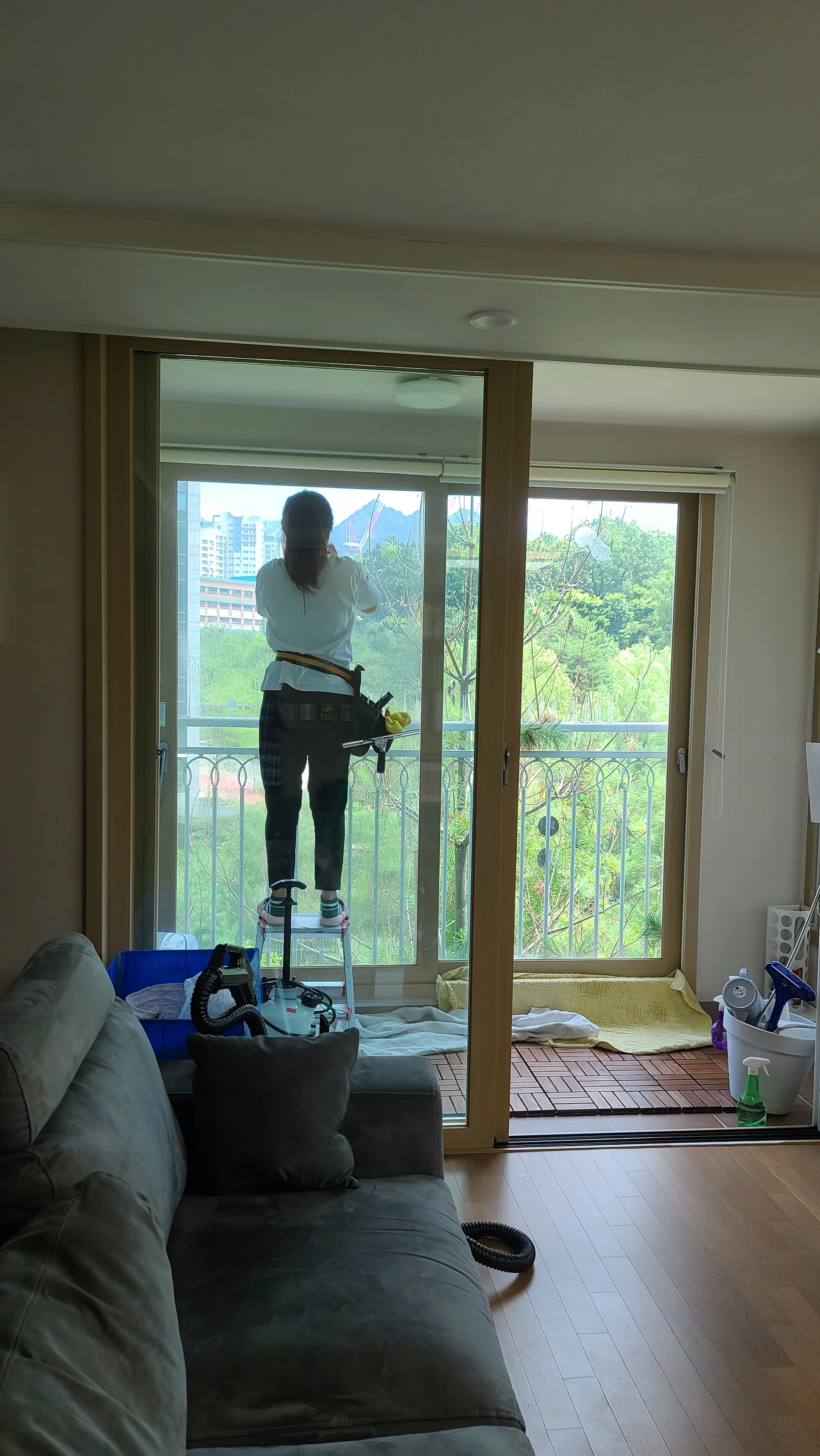 창문썬팅 건물썬팅 시공 중인 모습