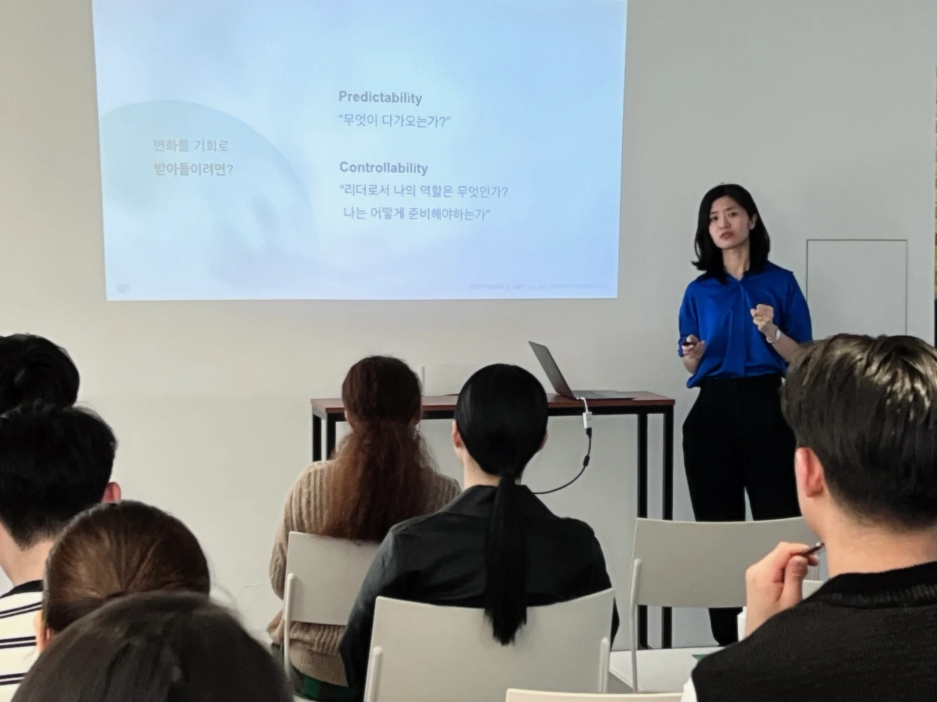 업피플 문우리 CEO가 리더십 세미나에서 강연을 진행하고 있다.