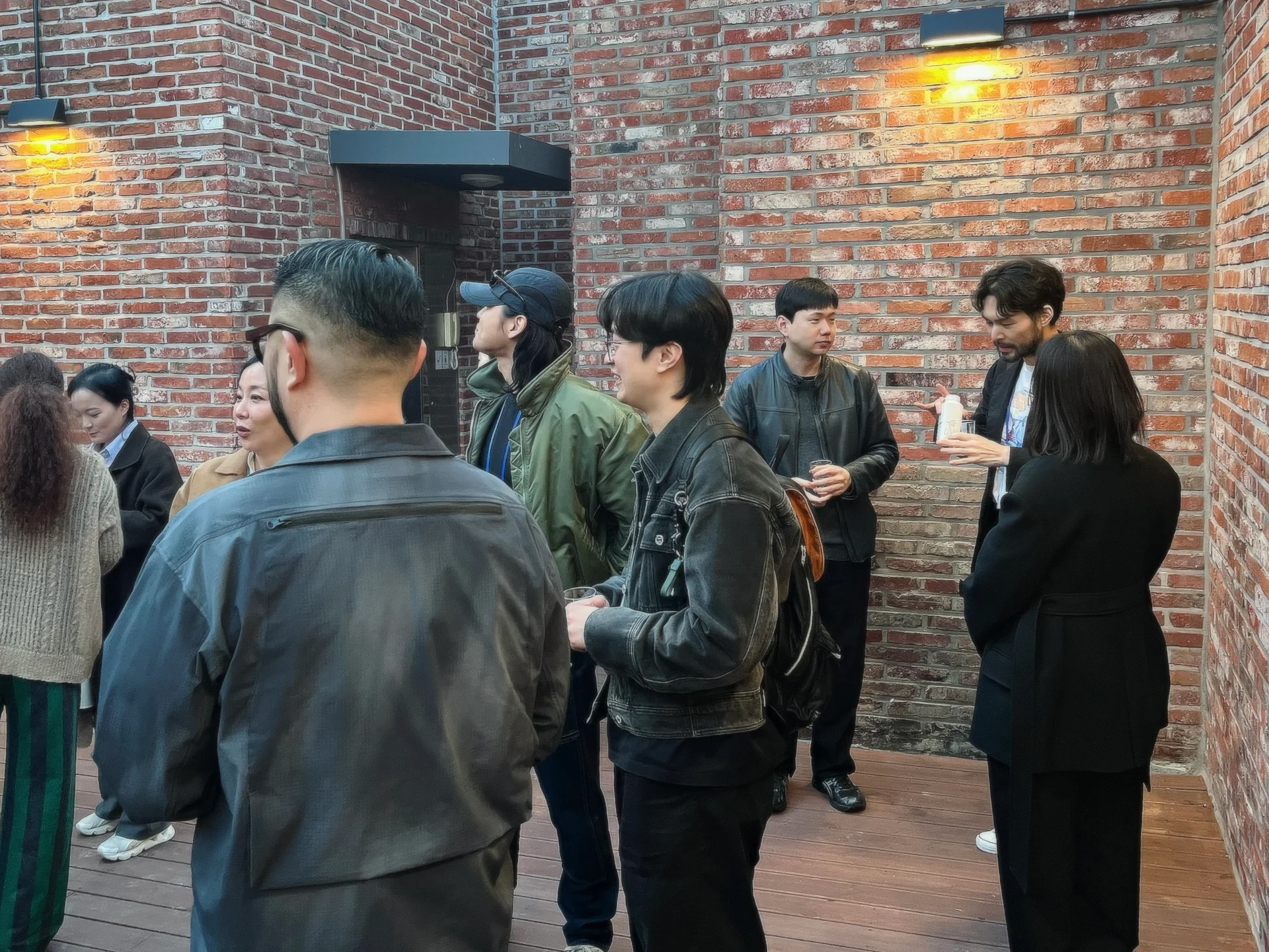 데패뉴와 업피플이 공동 개최한 리더십 세미나에서 참여자들이 네트워킹 세션을 즐기고 있다.