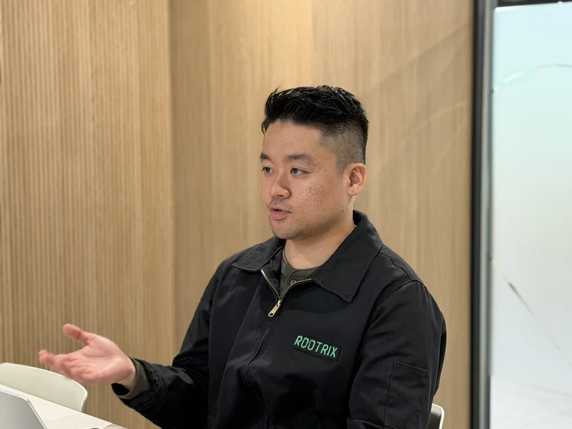 인터뷰 중인 루트릭스 운영팀장 김재오 님