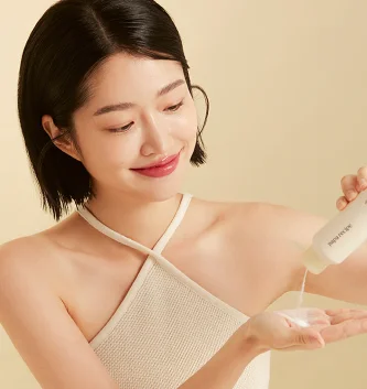 woman who use a enzyme cleanser for face wash