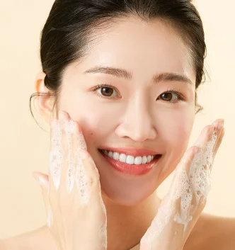 woman who use a enzyme cleanser for face wash