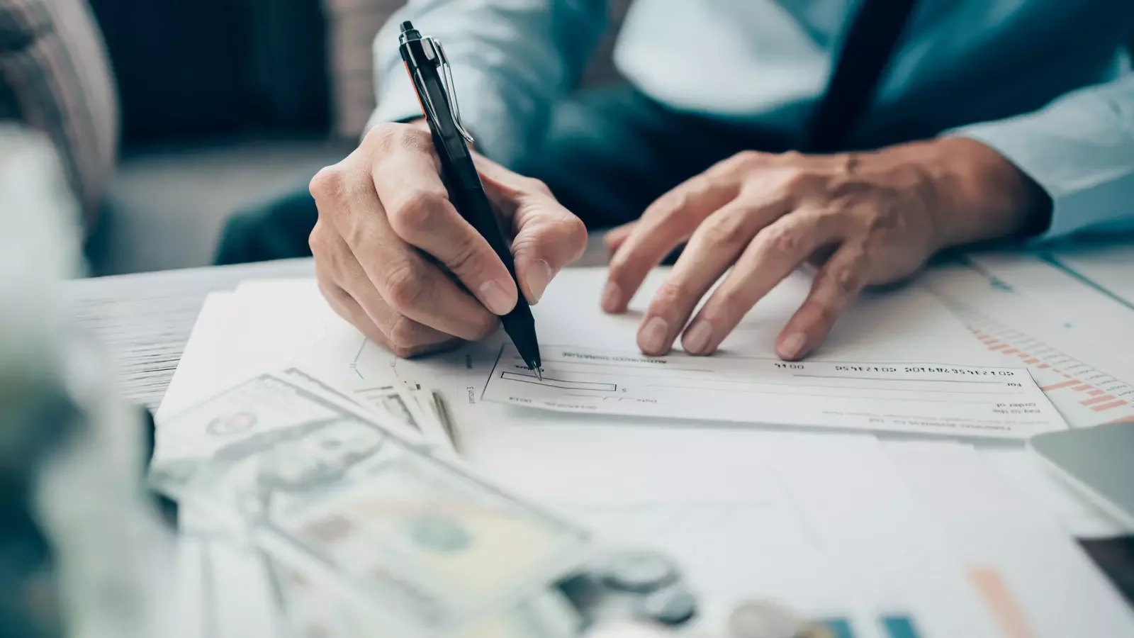 세무 회계를 위해 현금과 영수증을 수작업으로 정리하는 비즈니스맨의 모습