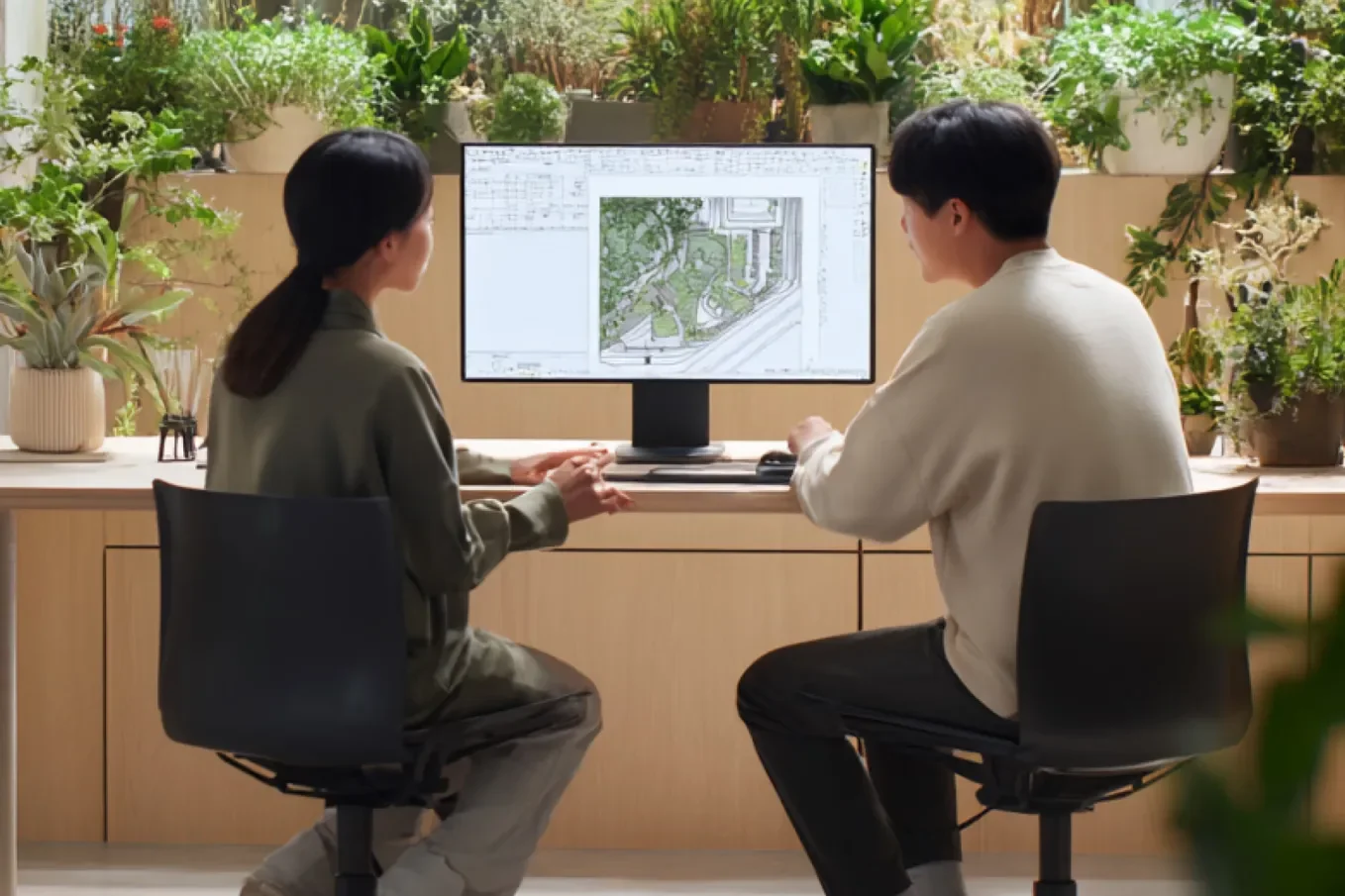 에코피플 플랜테리어 설계 - 식물로 가득한 공간에서 조경 도면을 함께 검토하는 에코피플 팀