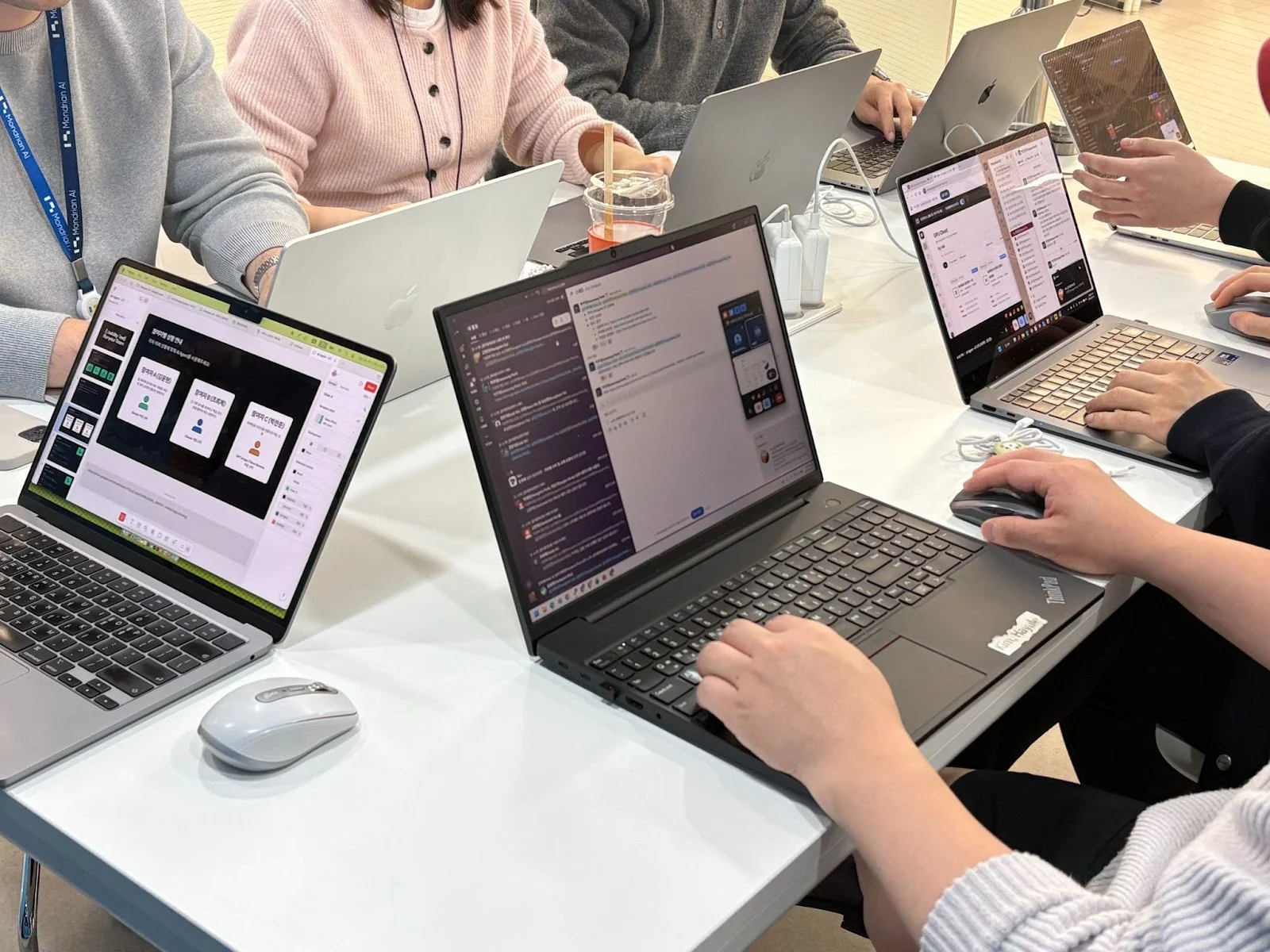 각자의 노트북에서 유저빌리티 테스트(사용성 테스트)를 진행하는 모습