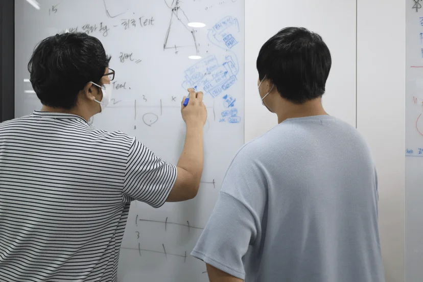 업무를 위해 논의하고 있는 윌로그 하드웨어 엔지니어들