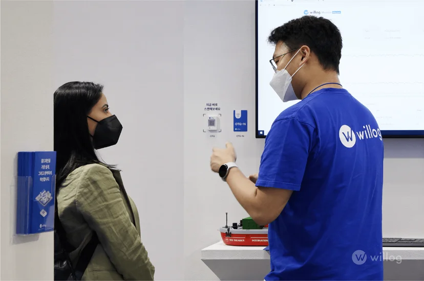 SCM FAIR 2022 관람객에게 설명하는 윌로그