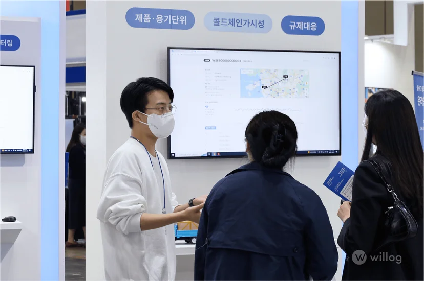 SCM FAIR 2022 부스 내 관람객을 안내하는 윌로그