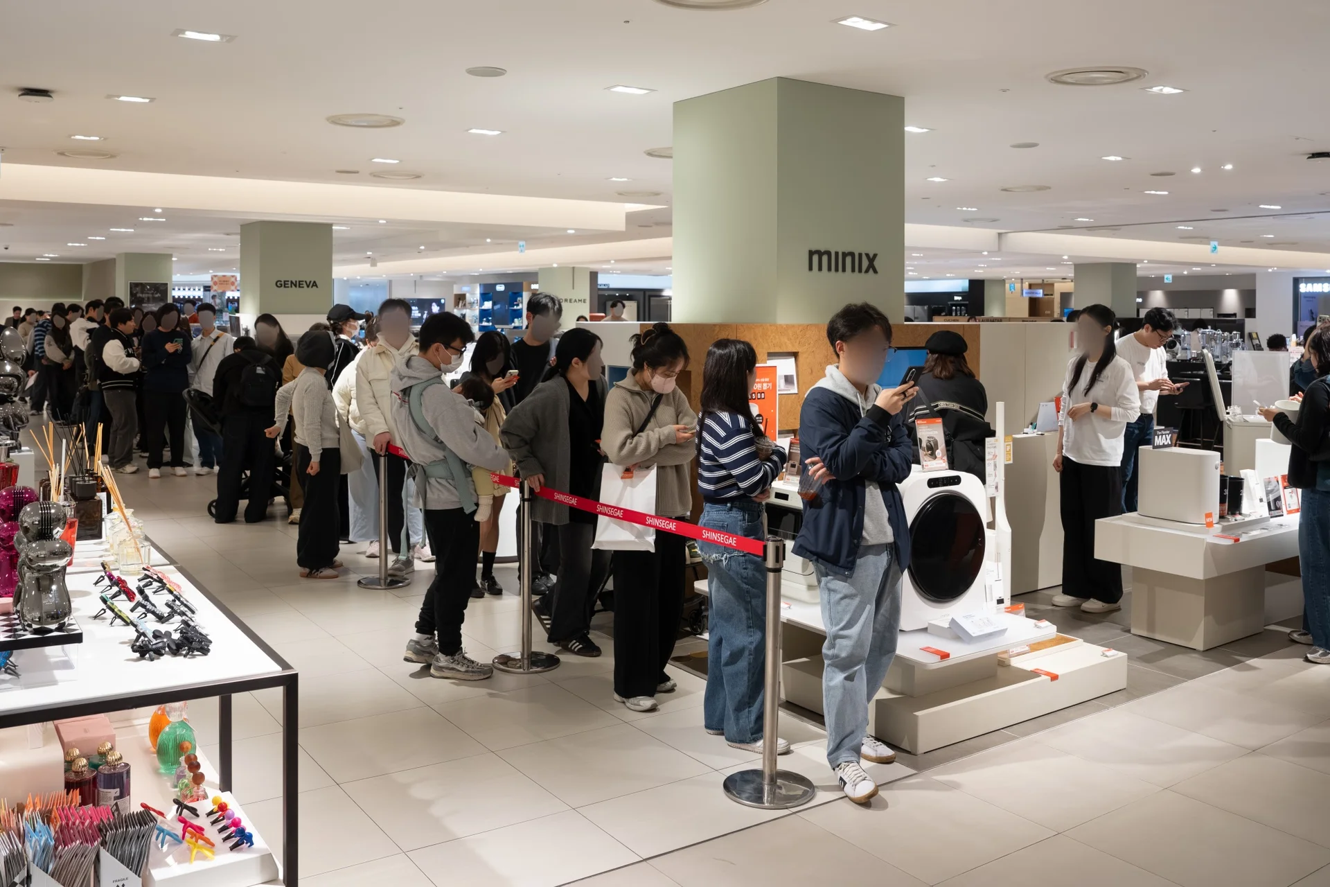 앳홈 미닉스 백화점 매장에 줄 서있는 사람 50명