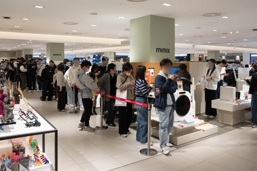 앳홈 미닉스 백화점 매장에 줄 서있는 사람 50명
