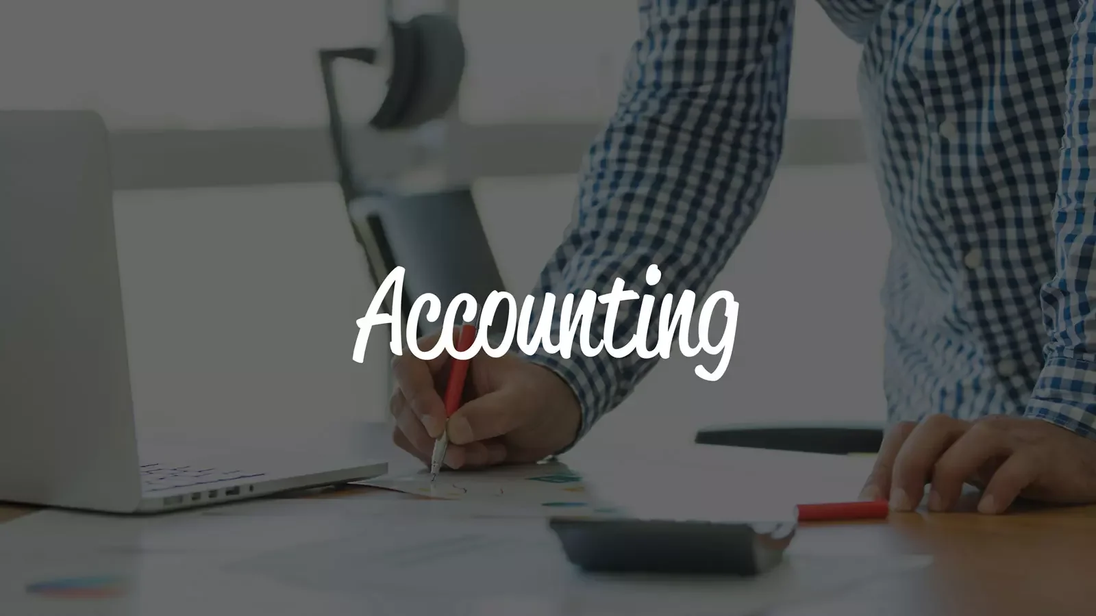 효율적인 회계 업무 처리를 위해 장부를 기록하고 자금을 관리하는 모습