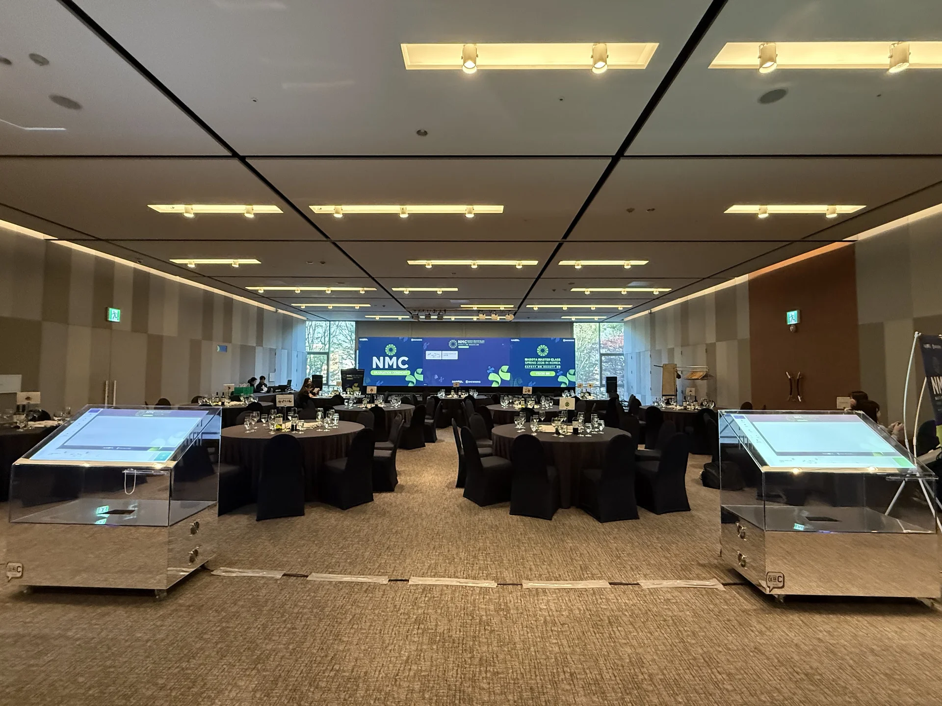 메이필드호텔 아이리스홀 입장 동선에 설치된 이프-C 2대