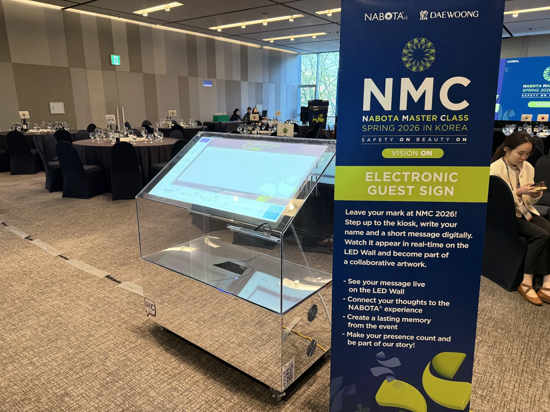 투명 전자 방명록이 설치된 모습