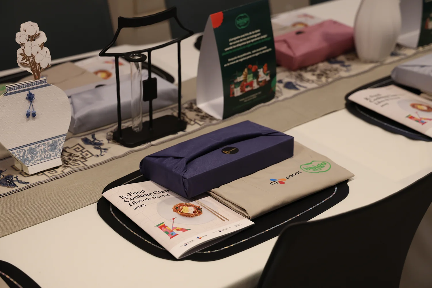 퀴진케이 프로젝트를 위해 제작한 레시피북과 수저세트