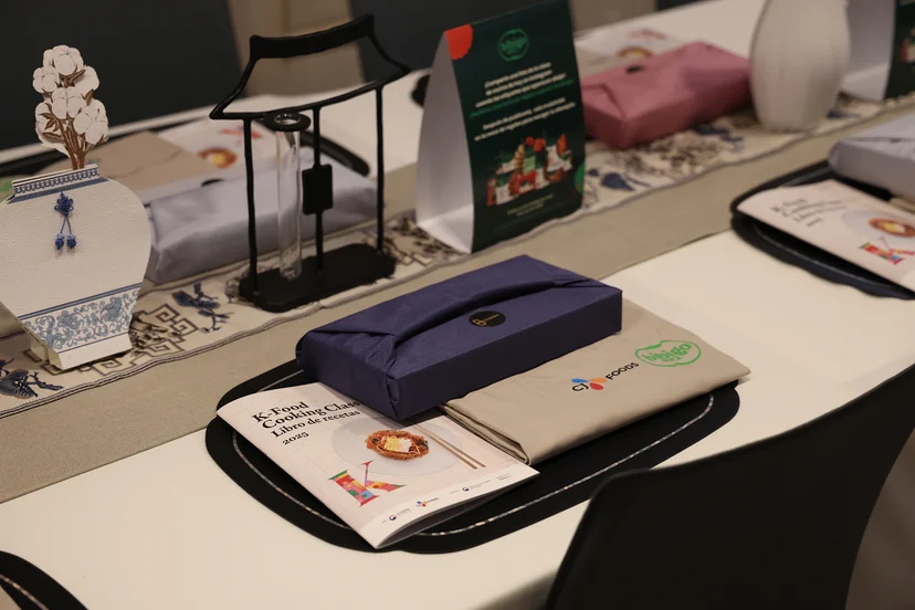 퀴진케이 프로젝트를 위해 제작한 레시피북과 수저세트