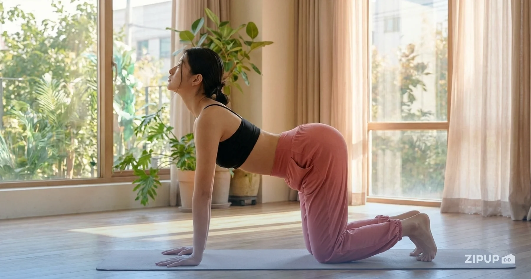 캣 앤 카우(Cat & Cow)는 척추를 말았다 펴며 허리와 등을 부드럽게 풀어주는 요가 기본 동작입니다. 호흡에 맞춰 움직이며 혈액순환 개선과 긴장 완화에 도움을 줘 초보자에게도 적합해요.