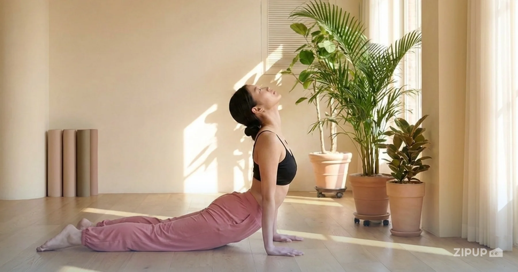 코브라 자세(Cobra Pose)는 가슴과 어깨를 열어주며 굽은 등을 펴주는 요가 동작입니다. 척추를 부드럽게 확장하고 상체 긴장을 완화해 장시간 앉아 있는 현대인에게 효과적이에요.