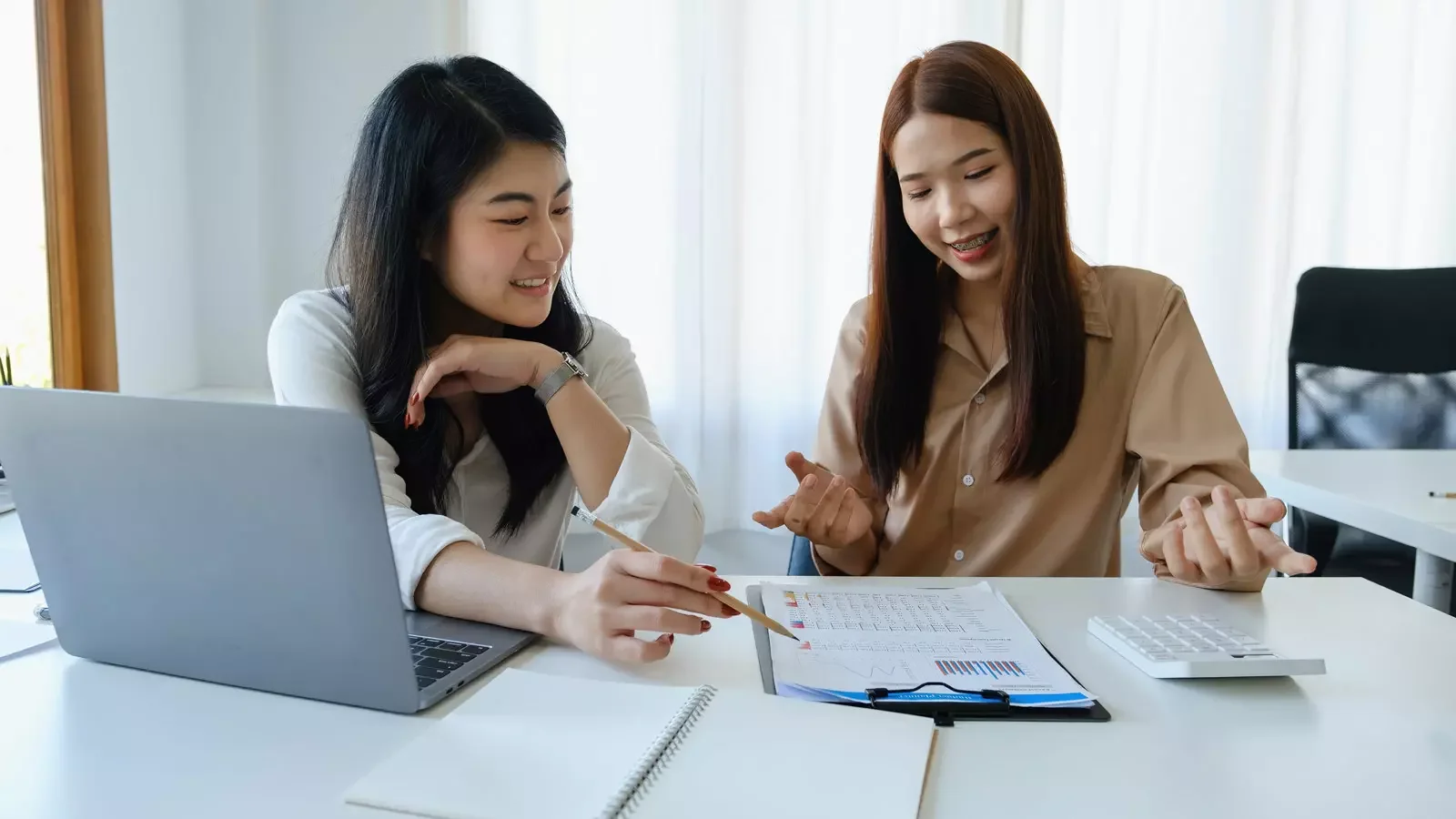 ERP 시스템의 정확한 데이터를 바탕으로 효율적으로 협업하며 회계 리포트를 검토하는 직원들