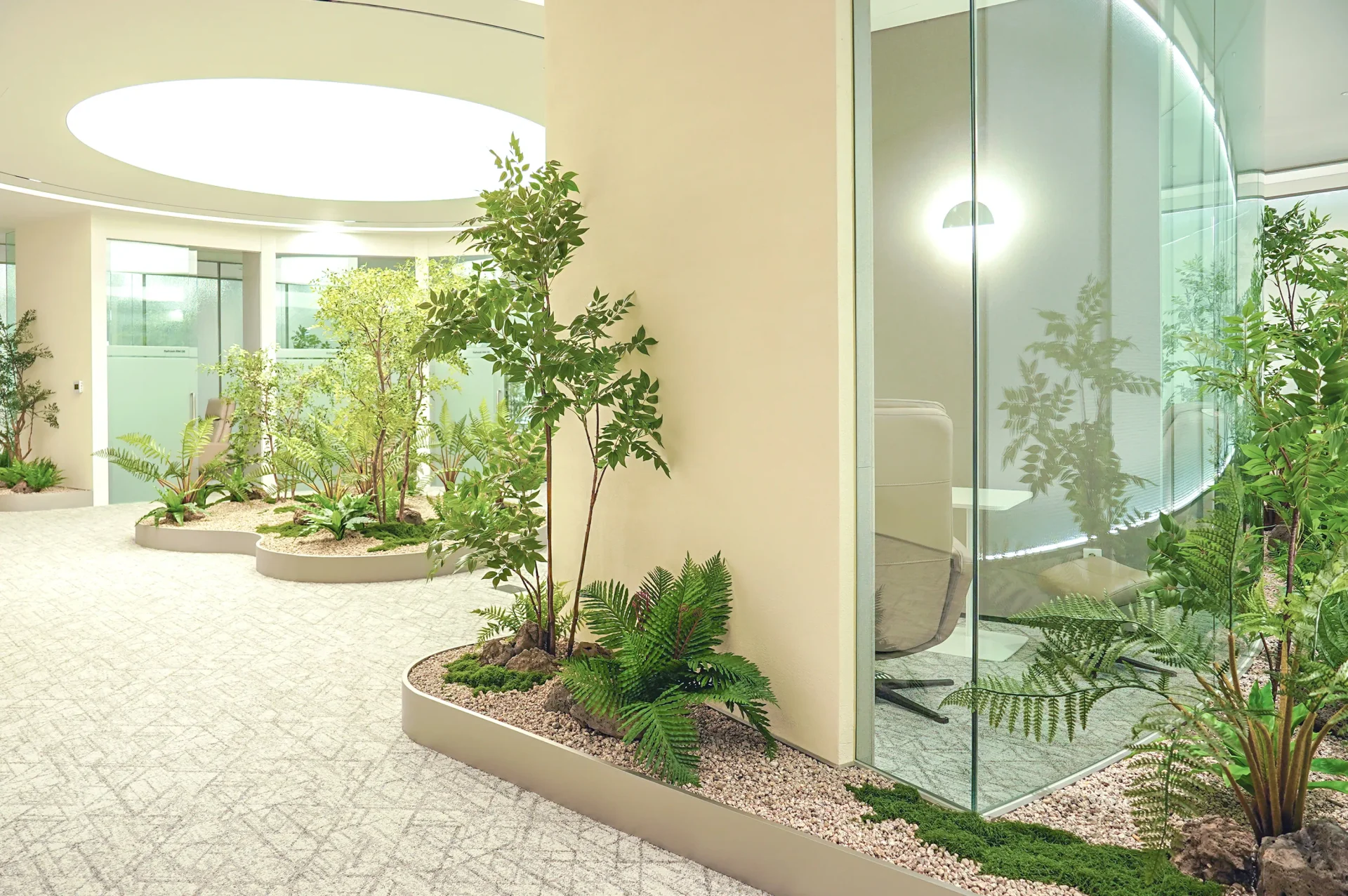 사옥 로비 비정형 플랜트 베드 교목 양치류 실내조경