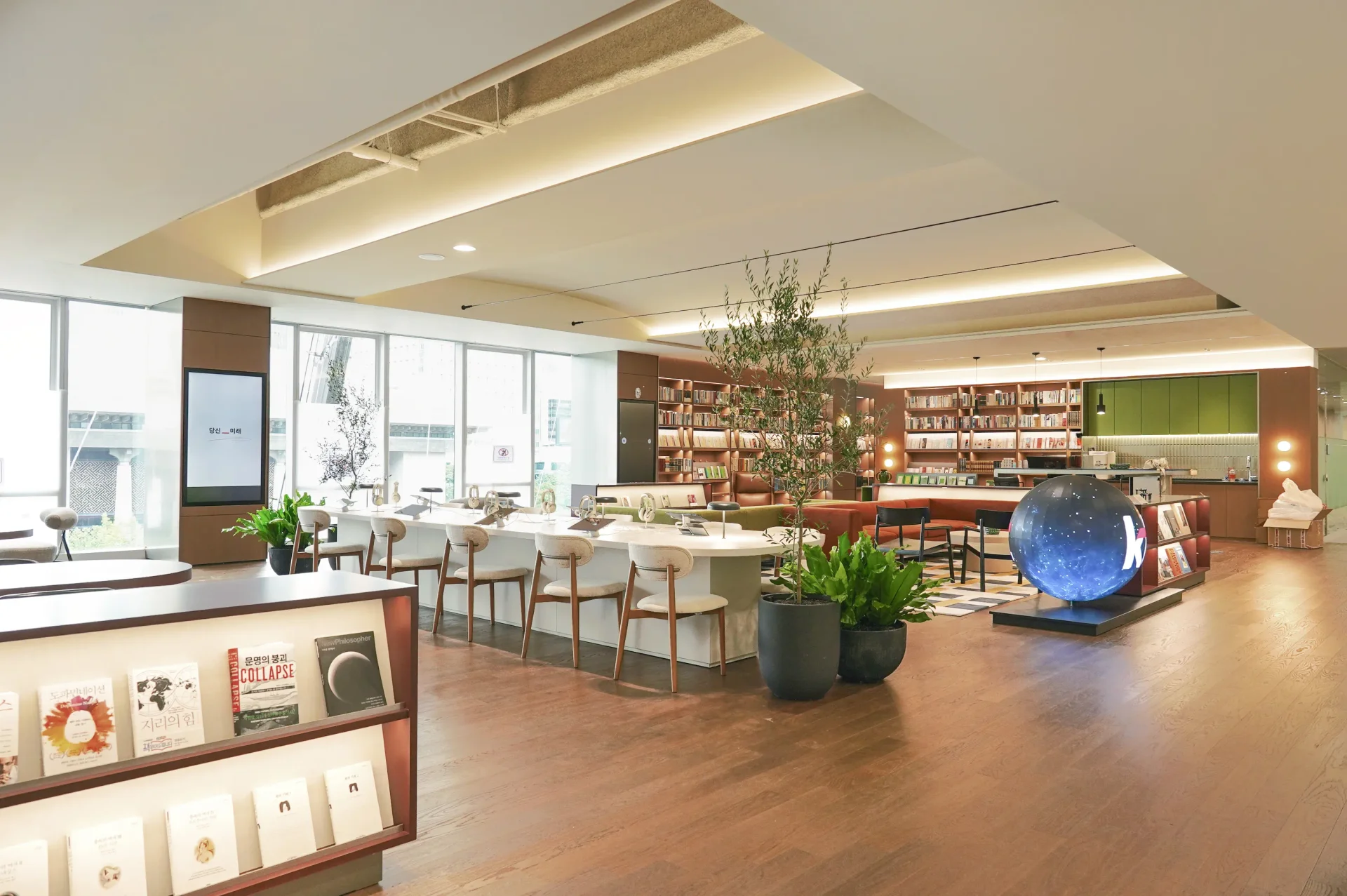 사옥 라이브러리 라운지 올리브 나무 디자인 화분 플랜테리어