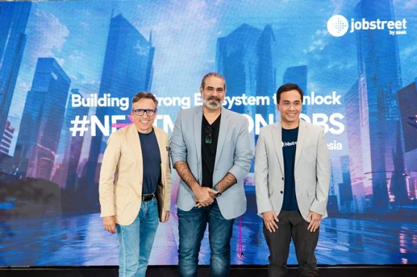 Jobstreet  관계자들이 모여 사진을 촬영하고 있다.