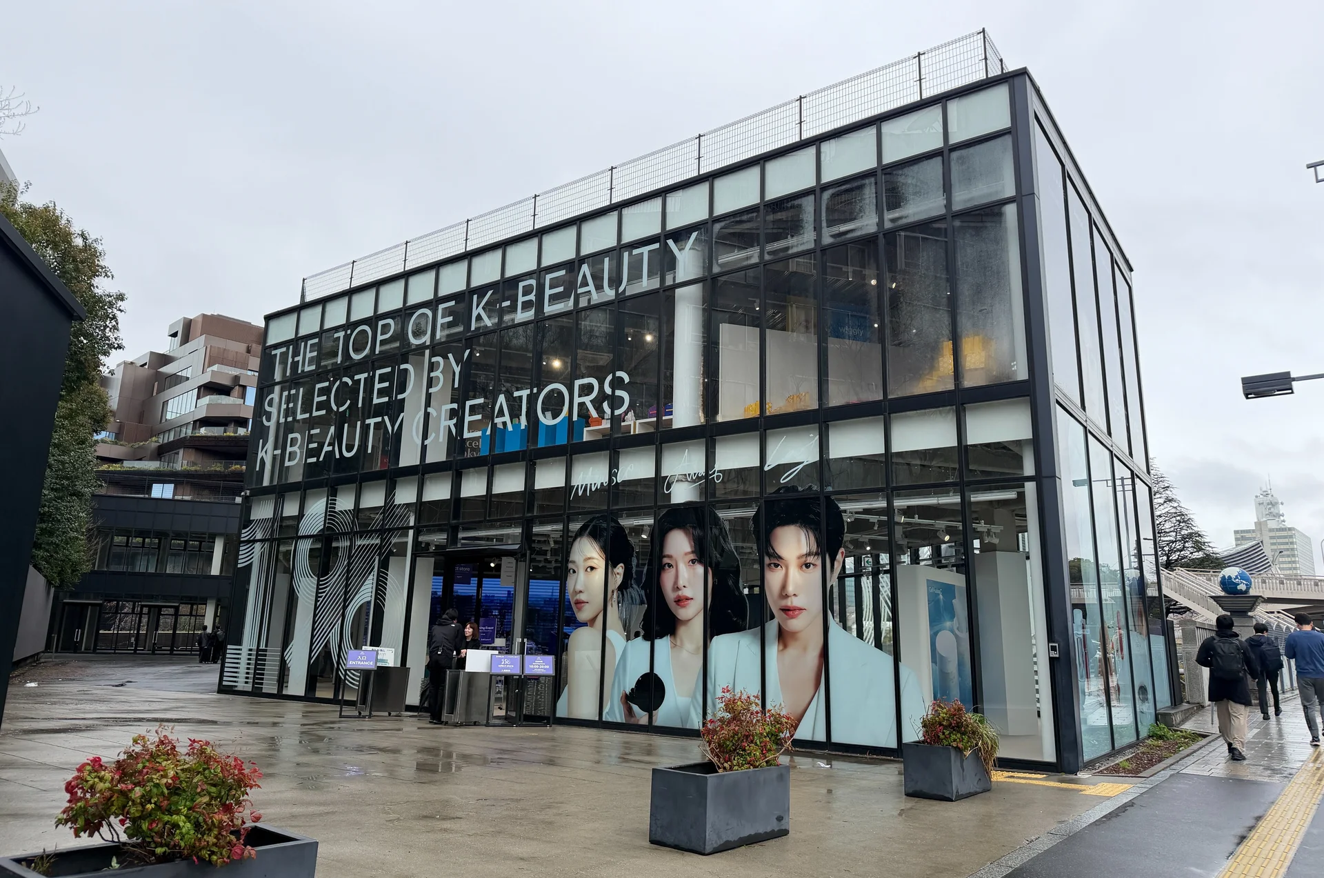 비 오는 날 도쿄 오모테산도 요도바시 J6 빌딩 팝업 현장