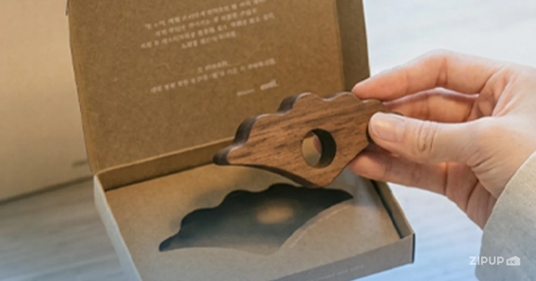 라이프스타일 브랜드 오니프는 독서 시간을 더 편안하고 집중할 수 있는 경험으로 설계하는 제품들로 인기