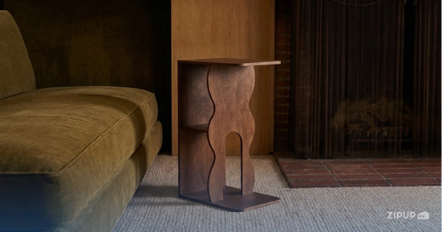 오니프는 독서 용품뿐 아니라 일상의 감도를 높이는 라이프스타일 제품도 함께 선보이고 있으며, 웨이브 사이드 테이블은 물결 형태의 곡선 디자인이 특징으로 인기 상품