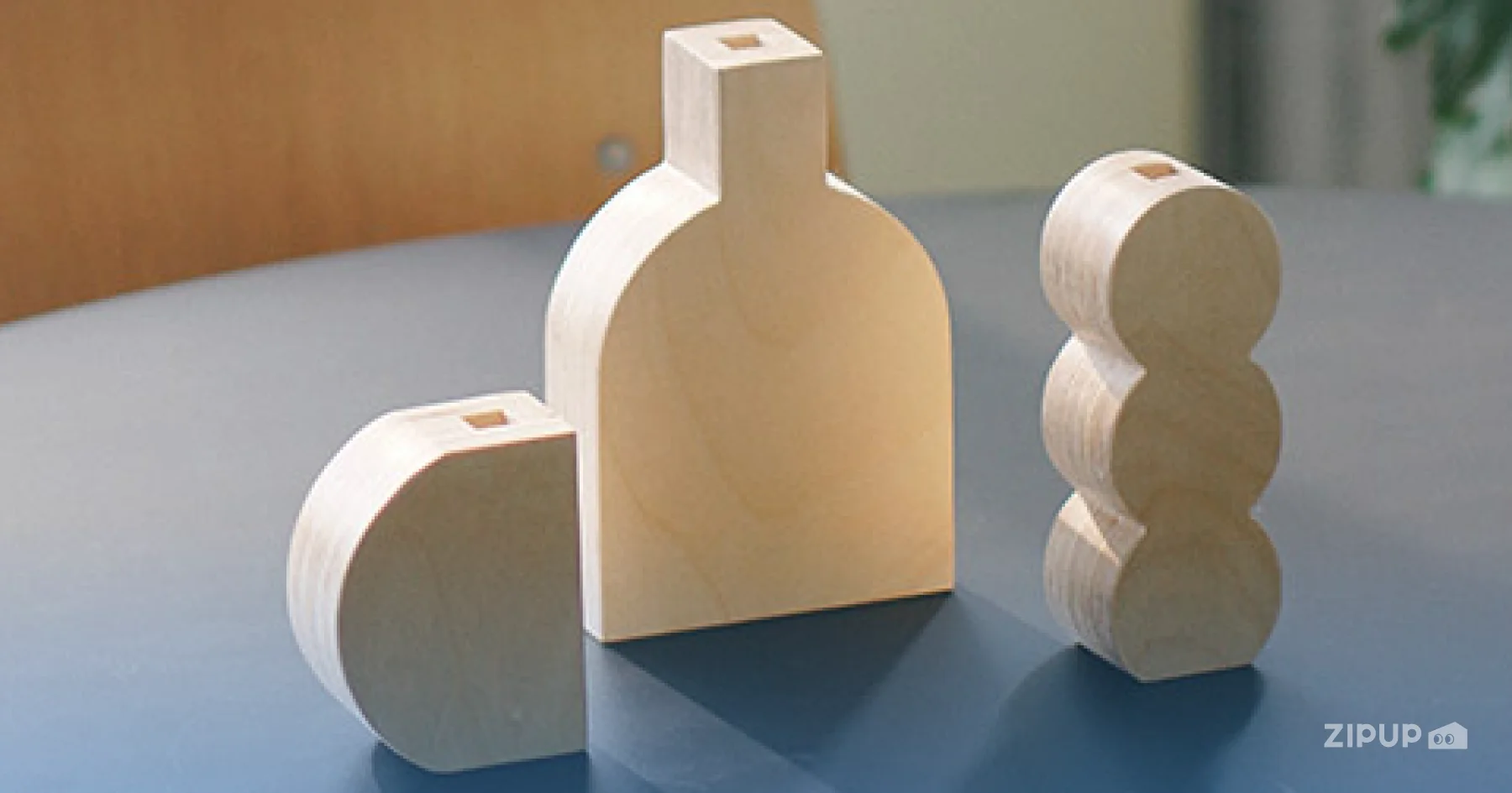 오니프의 시그니처 우드 화병은 자취를 시작한 사람이나 신혼부부 선물로 자주 선택되는 제품으로, 과하지 않은 디자인이면서도 공간 분위기를 자연스럽게 바꿔주는 것이 특징