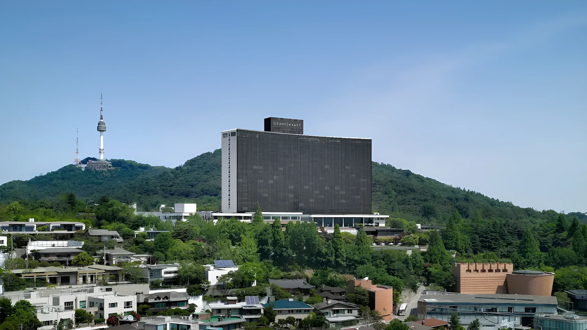 남산의 배산임수 명당에 위치한 그랜드 하얏트 서울 전경과 한강 조망