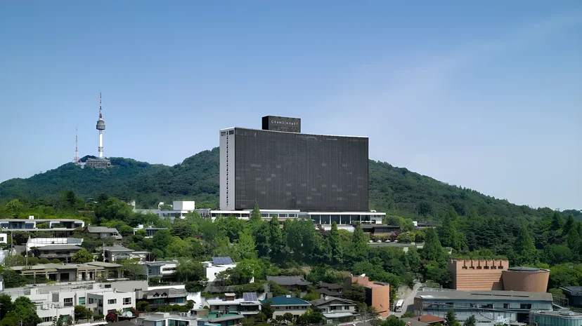남산의 배산임수 명당에 위치한 그랜드 하얏트 서울 전경과 한강 조망