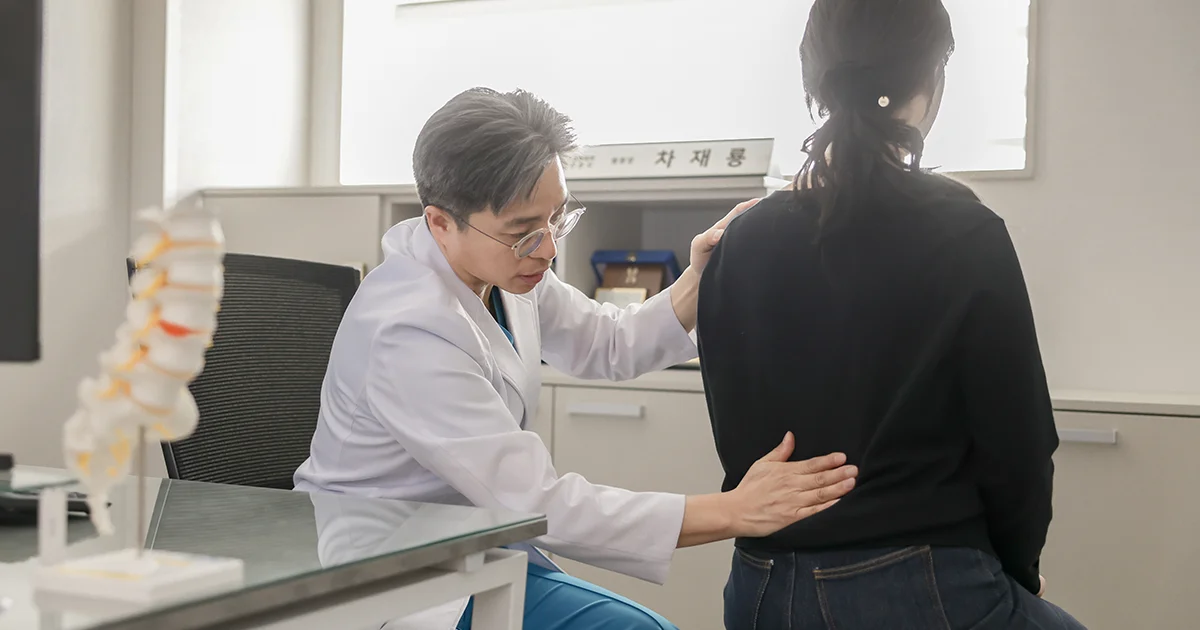 진료실에서 환자의 허리 상태를 살펴보는 차재룡 병원장