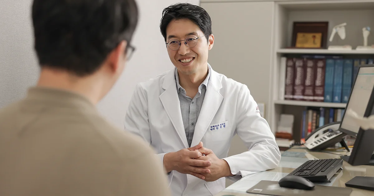 진료실에서 환자와 상담 중인 더프라우병원의 정형외과 전문의 김동환 원장