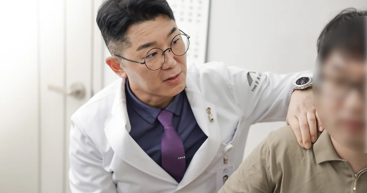 더프라우병원의 정형외과 전문의 황철호 원장이 회전근개 파열을 앓고 있는 환자의 어깨 관절 가동 범위를 체크하는 장면