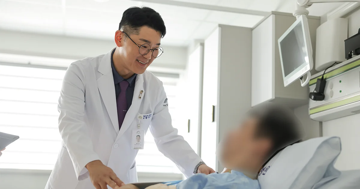 더프라우병원의 정형외과 전문의 황철호 원장이 회진을 돌며 회전근개 파열 수술을 한 환자의 회복 상태를 파악하고 있는 모습