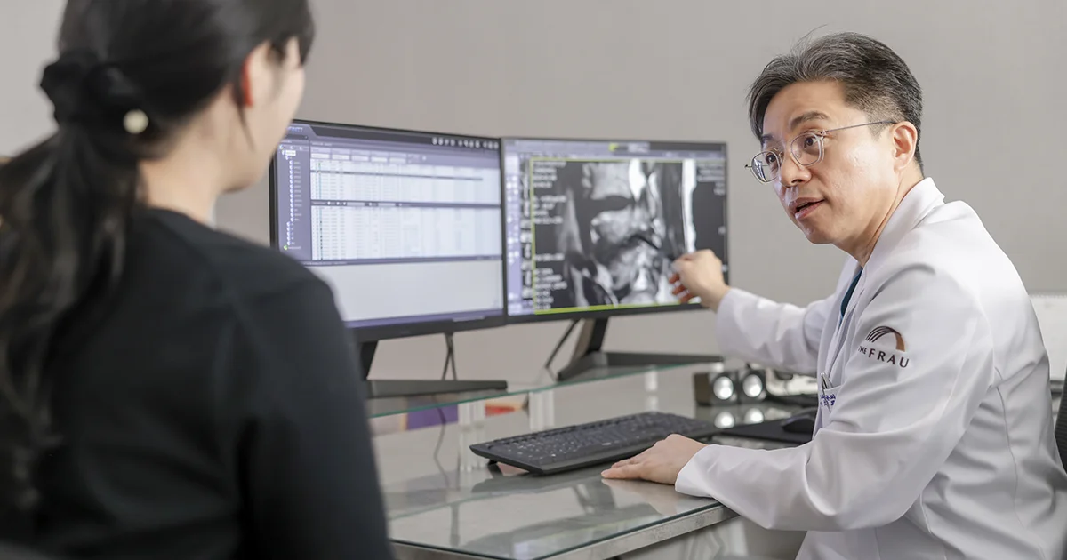 디스크가 있는 환자의 척추를 촬영한 MRI 영상을 보면서 진료 상담을 하고 있는 더프라우병원의 차재룡 병원장