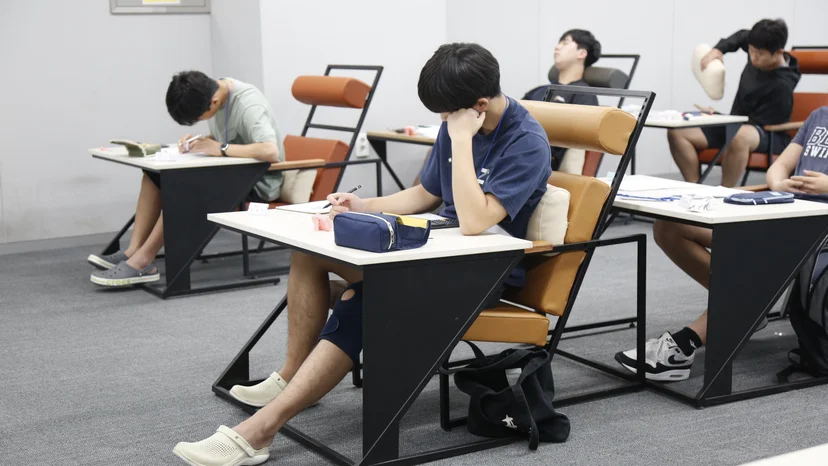 방학몰입캠프에 참여 중인 김호진 군. 한 문제 앞에 오래 머물며 스스로 생각하고 답을 찾아가는 몰입의 시간을 경험하고 있습니다.