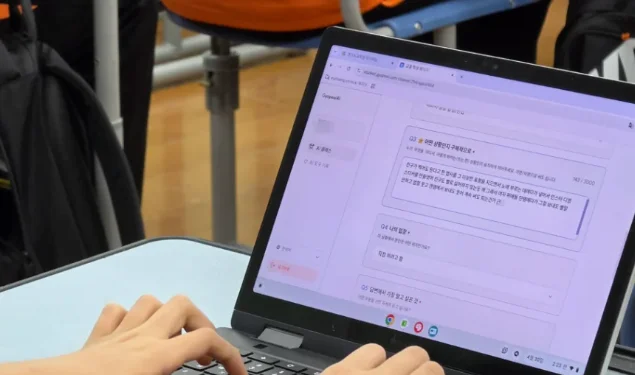 한 고등학생이 노트북으로 교풀AI 통합사회 도구를 열어 직접 입력하며 수업하는 모습