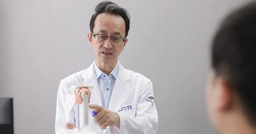 울산 삼산동 정형외과 더프라우병원 고상훈 의료원장 어깨 관절 모형 활용 환자 1:1 맞춤 진료