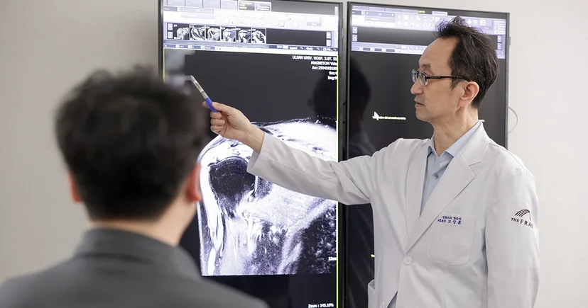 울산 삼산동 정형외과 더프라우병원 고상훈 의료원장 어깨 관절 MRI 영상 분석 및 맞춤 수술 계획 설명