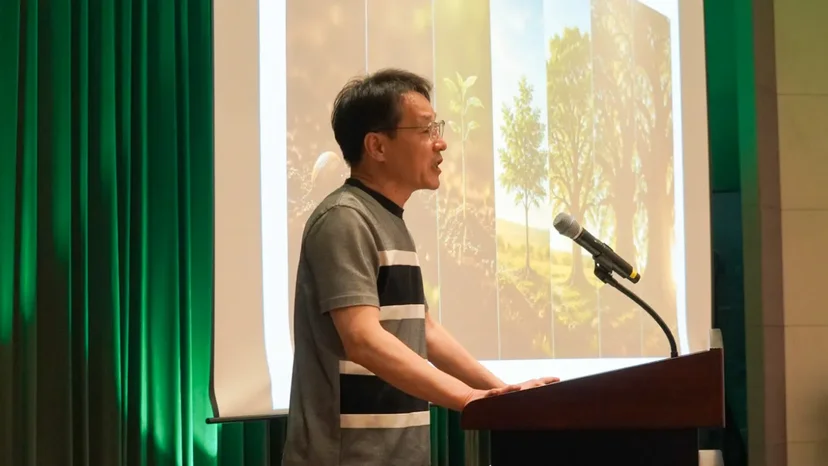 에코피플 미션선포식 현장에서 발표자가 조경회사의 성장 전략과 식물 문화 확산을 위한 미래 비전을 설명하는 모습