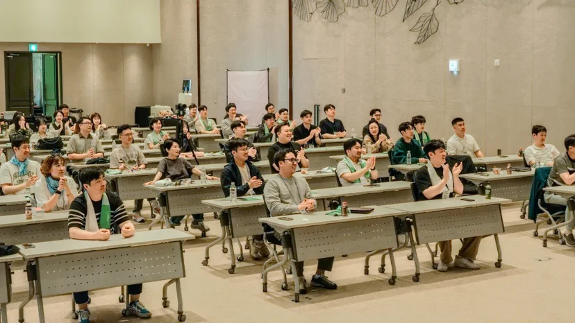 식물 문화를 선도하는 조경회사 에코피플의 워크샵 현장에서 임직원들이 미션선포식 발표를 듣고 조직의 비전과 목표에 공감하는 모습
