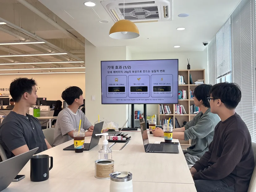 인하대학교 '그린 브레인' 팀이 본인들의 프로젝트에 대해 발표하고 있다.