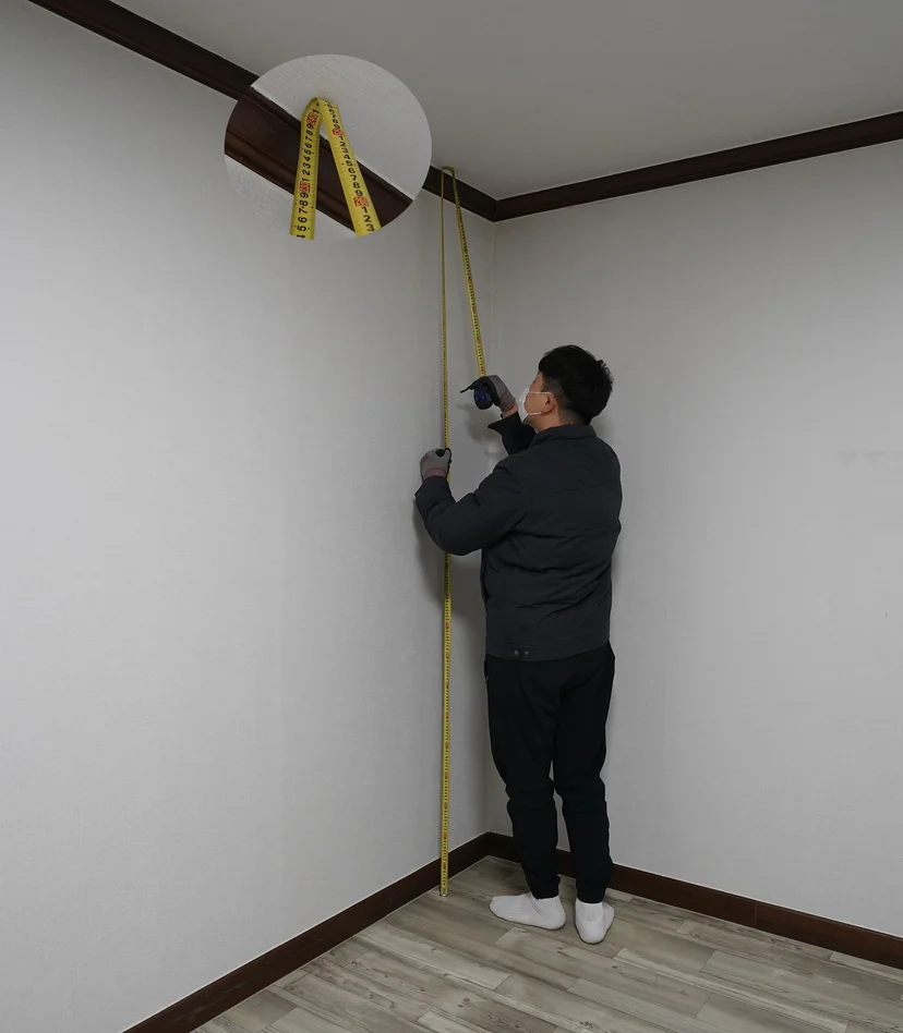 인가구 자취방에서 줄자로 천장 높이를 직접 측정하는 디알코디 무타공 시스템행거 셀프 실측 1단계 — 벽 4면 가로 치수와 천장 높이만 mm 단위로 재면 디알코디 1분 가격 시뮬레이터에 그대로 입력해 정확한 견적 확인 가능