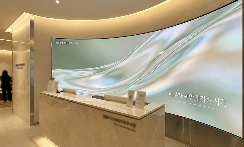 병원에 설치된 곡면형 커브드 미디어월