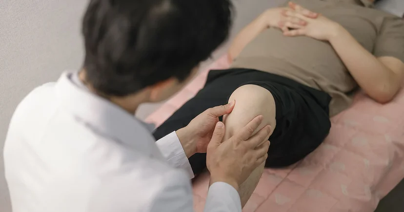 환자의 무릎 가동 범위와 붓기를 직접 손으로 짚어보며 꼼꼼하게 이학적 검사를 진행하는 정형외과 김동환 원장
