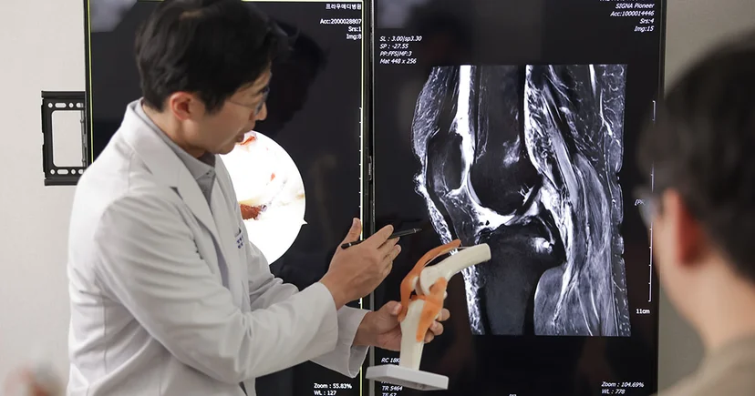 무릎관절염 환자의 정밀 MRI 영상을 분석하며 자가 골수 줄기세포 주사(BMAC)의 연골 보존 및 재생 원리를 설명하는 김동환 원장